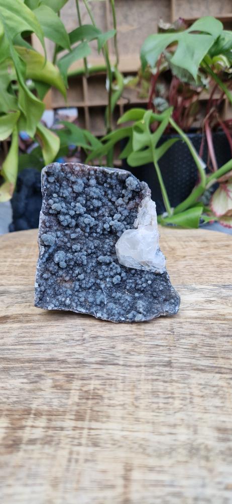 Zwarte amethist met calciet