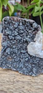 Zwarte amethist met calciet