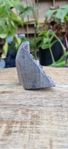 Zwarte amethist met calciet