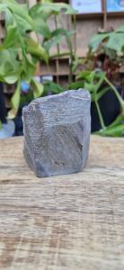 Zwarte amethist met calciet
