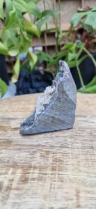 Zwarte amethist met calciet