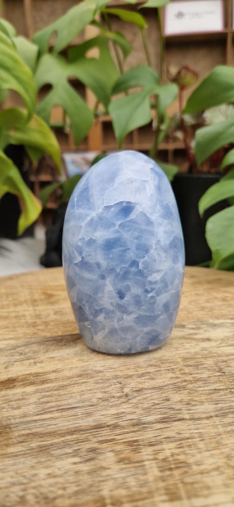 Blauwe calciet sculptuur