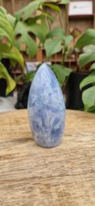 Blauwe calciet sculptuur