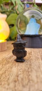 Obsidiaan uil met heksenhoed