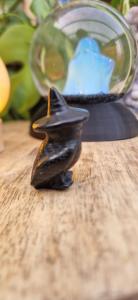 Obsidiaan uil met heksenhoed