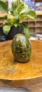 Groene opaal sculptuur 1