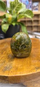 Groene opaal sculptuur 1