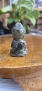 Labradoriet buddha