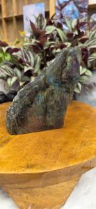 Labradoriet sculptuur half gepolijst
